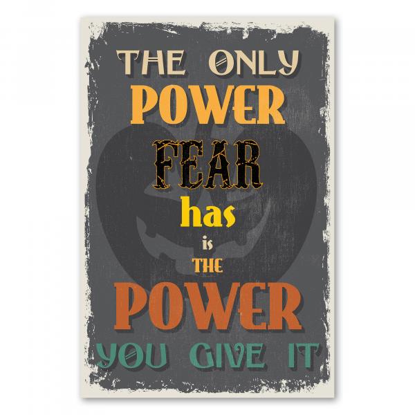 Graues Vintage Poster mit Kürbis: "The Only Power Fear Has Is The Power You Give It".