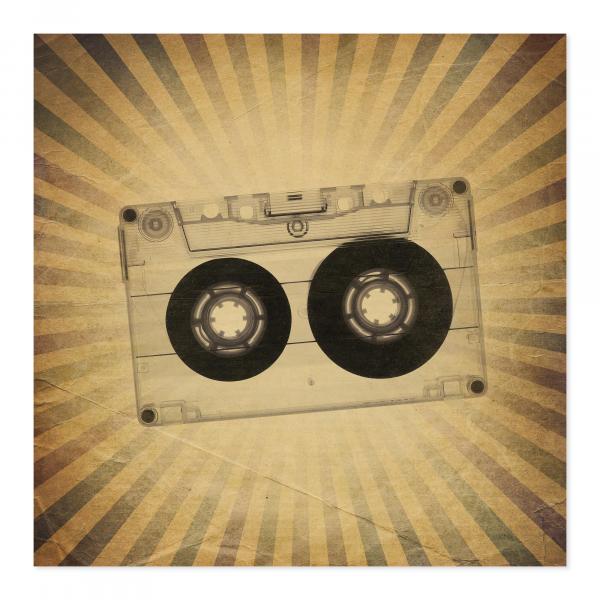 Transparente Audiokassette vor Sepia Hintergrund mit Retro-Strahlen - Nostalgie.