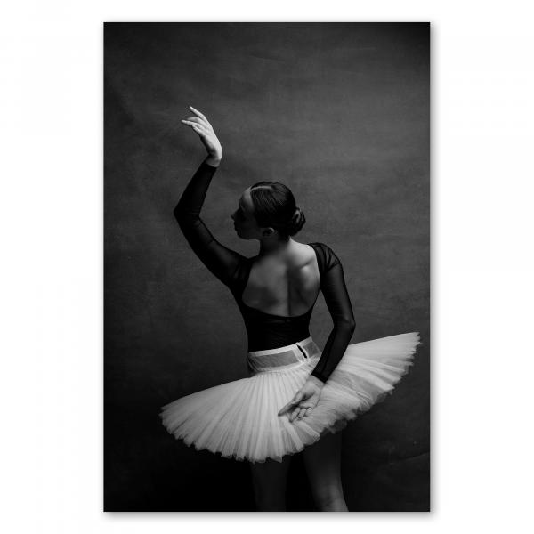 Profilansicht einer Ballerina, schwarzes Trikot, weißes Tutu, anmutige Pose mit erhobenem Arm.