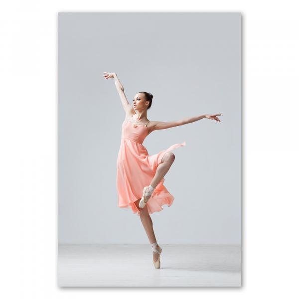 Ballerina in rosa Kleid, elegante Pose - Leichtigkeit & Anmut.