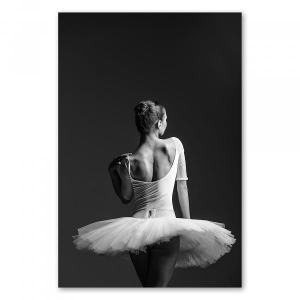 Die Eleganz des Balletts eingefangen in Schwarz-Weiß: Eine Ballerina in Pose mit weit aufgefächertem Tutu.