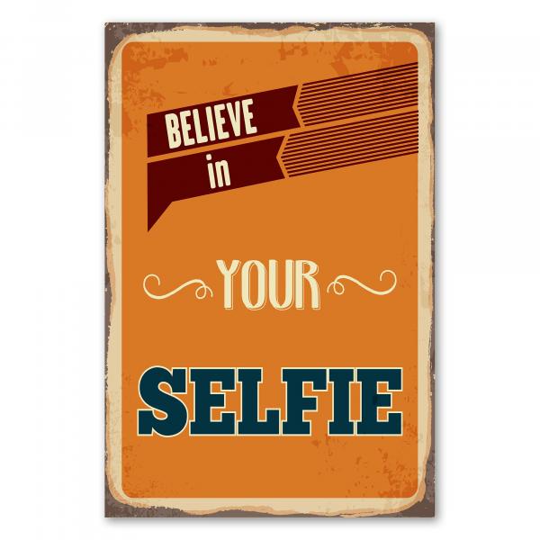 "Believe in your Selfie" - dieses humorvolle Retro-Schild ist ein witziger Blickfang für alle Selfie-Fans.