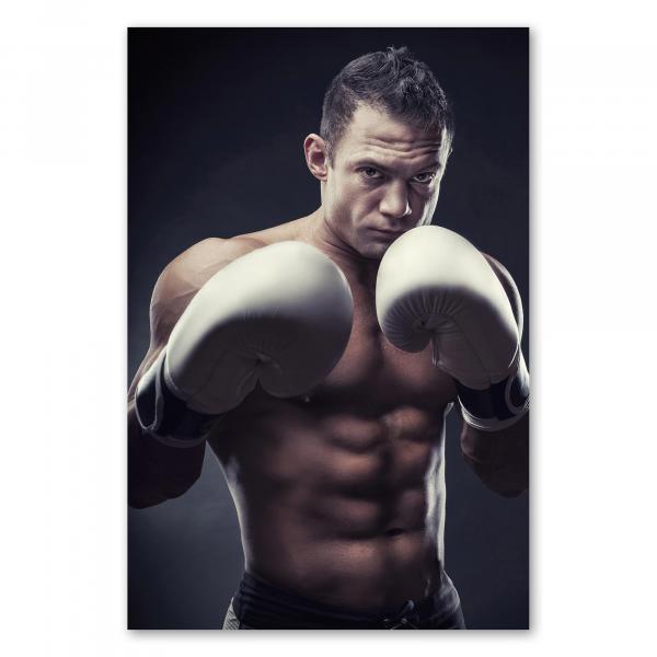 Muskulöser Boxer in Kampfhaltung, weiße Boxhandschuhe, konzentrierter Blick.