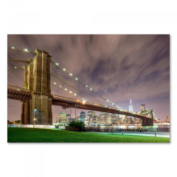 Beleuchtete Brooklyn Bridge, nächtlicher Skyline von New York City.