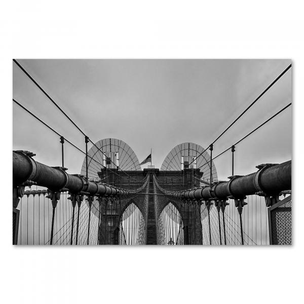 Brooklyn Bridge (New York City), kontrastreiche Schwarz-Weiß-Fotografie.