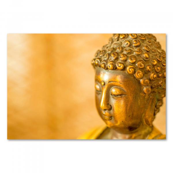 Nahaufnahme: Goldene Buddha-Statue, friedlicher Gesichtsausdruck, goldener Hintergrund.