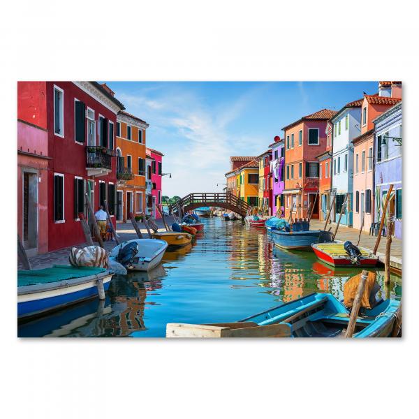 Bunte Häuser am Kanal in Burano (Italien), Boote, lebendige Atmosphäre.