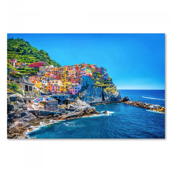 Farbenfrohe Häuser schmiegen sich an die Klippen der Cinque Terre, das türkisblaue Ligurische Meer glitzert in der Sonne.