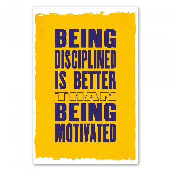 „Being Disciplined Is Better Than Being Motivated“ - motivierendes Poster über Disziplin für langfristigen Erfolg.