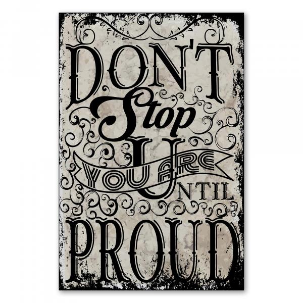 "Don't Stop Until You Are Proud" – ein motivierender Spruch im Vintage-Style, der zum Durchhalten aufruft.