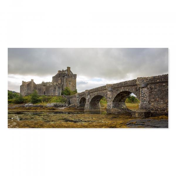 Mächtige Steinbrücke führt zum Eilean Donan Castle, eines der meistfotografierten Schlösser Schottlands.