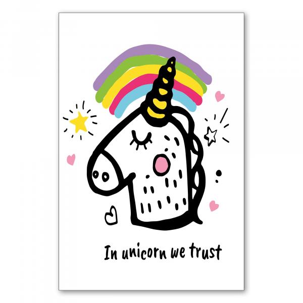 "In Unicorn We Trust" – ein verspieltes Einhorn mit Regenbogen und Sternen für alle, die an Magie glauben.