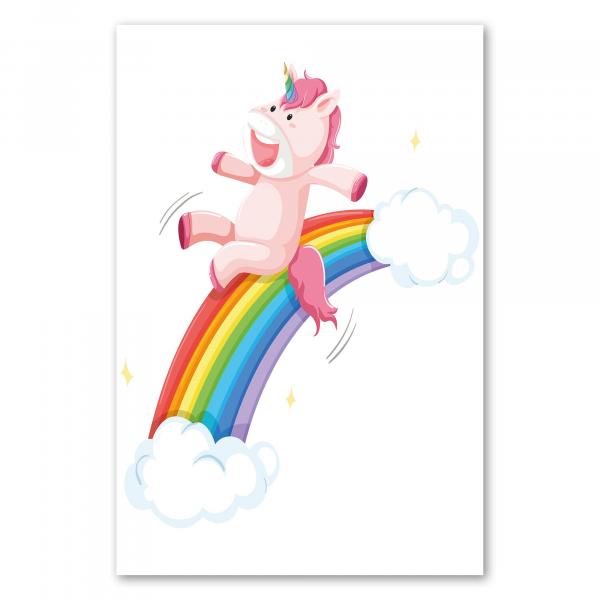 Lachendes Einhorn auf buntem Regenbogen zwischen Wolken - magisches Kinderdesign.