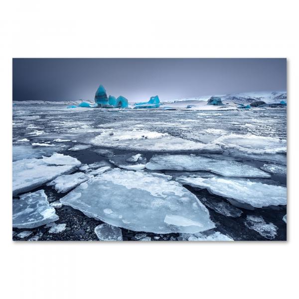 Türkisblaue Eisberge ragen aus dem eisigen Meer - eine beeindruckende Landschaft.