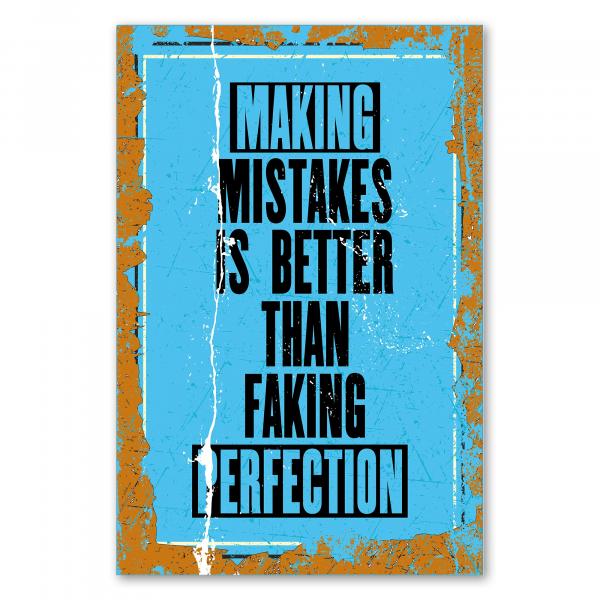 "Making Mistakes Is Better Than Faking Perfection" – ein inspirierender Spruch auf blauem Hintergrund.