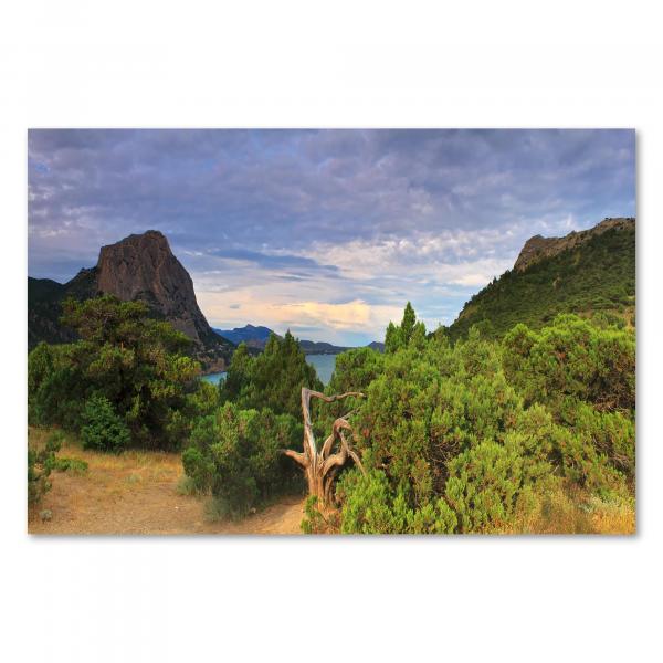 Felsige Küste mit Blick aufs Meer – ein Panoramabild, das die Schönheit der Natur zeigt.