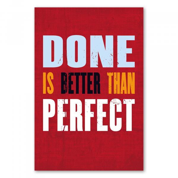 „Done Is Better Than Perfect“ - motivierendes Poster gegen Perfektionismus.