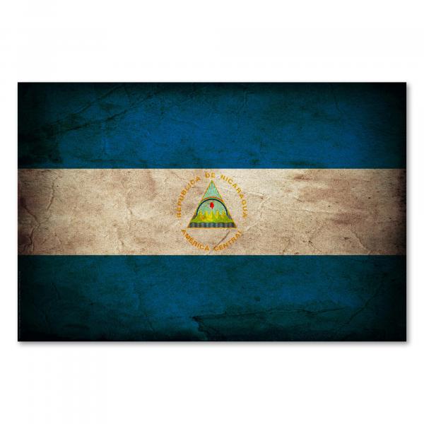 Flagge Nicaraguas im Grunge-Design: Das Wappen zeigt die Schönheit der Natur und den Vulkan Momotombo.