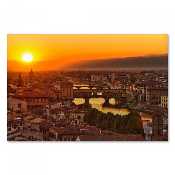 Die Ponte Vecchio erstrahlt im warmen Licht des Sonnenuntergangs – ein atemberaubender Blick auf Florenz bei Nacht.