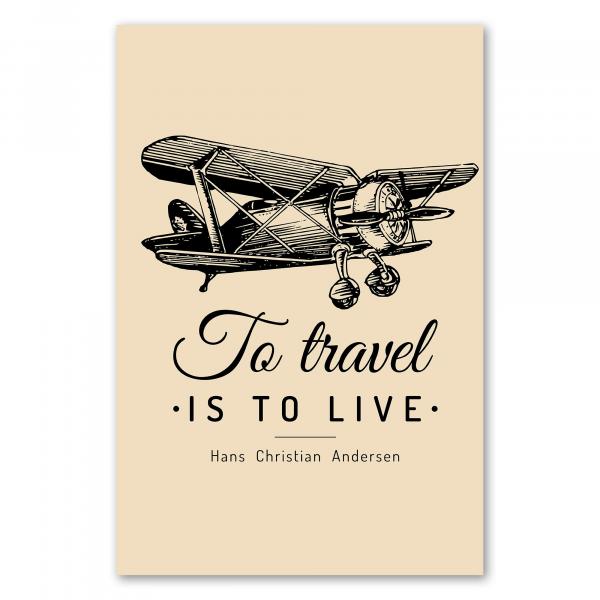 Ein nostalgisches Flugzeug im Vintage-Stil. Darunter der Spruch: "To travel is to live."