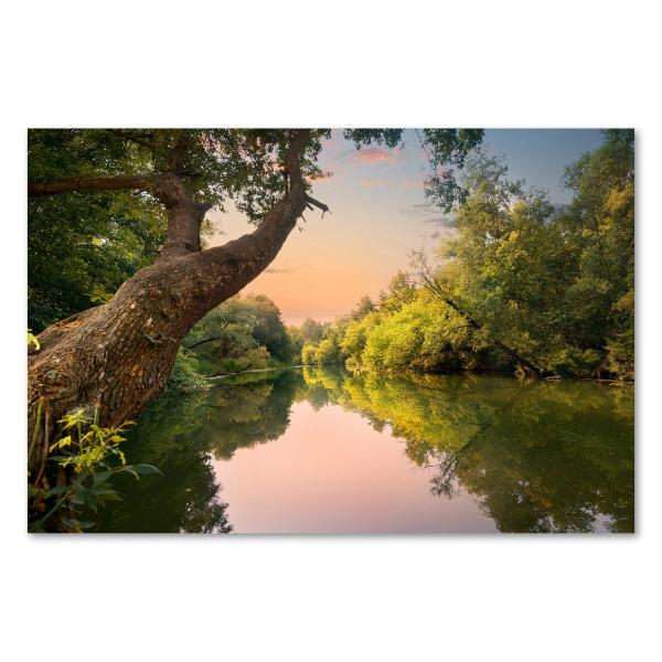 Fluss durch grüne Landschaft, Sonnenuntergang, warme Farben - romantisch.