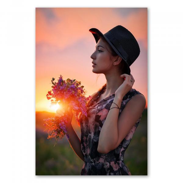 Junge Frau mit Hut, Sonnenuntergang, Strauß Wildblumen, Profilansicht.