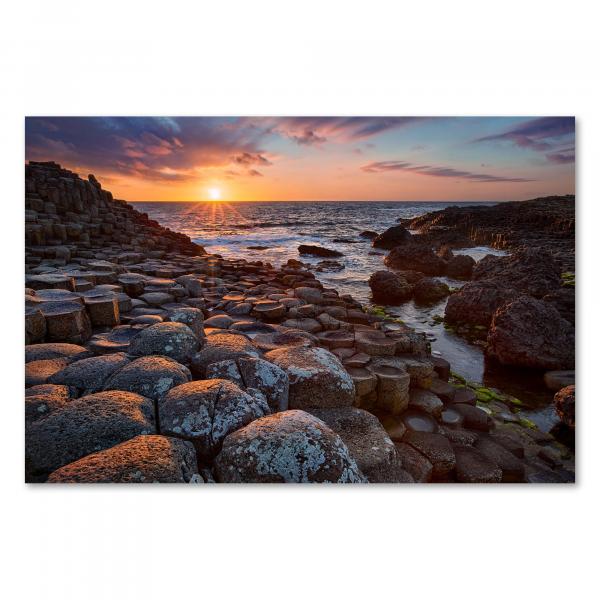 Sonnenuntergang, Giant's Causeway, Wellen brechen an Felsen - beeindruckend.