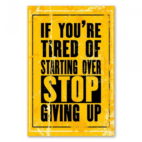 "If you're tired of starting over, stop giving up!" – ein inspirierendes Poster, das zum Durchhalten motiviert.