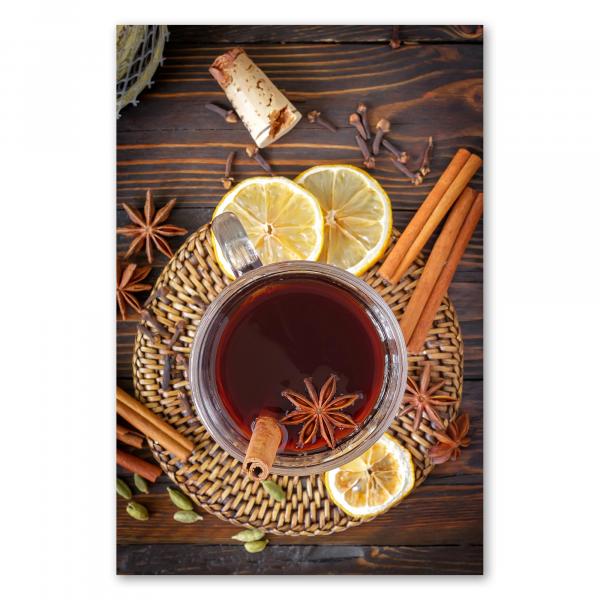 Glas Glühwein, Sternanis, Zimt, Nelken, Kardamom - Weihnachtszeit.