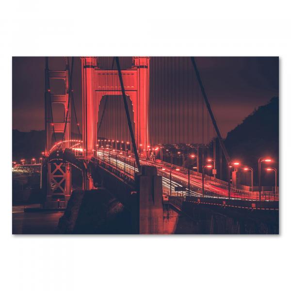 Golden Gate Bridge, rotes Licht, Autos, Lichterstreifen, mystische Stimmung.