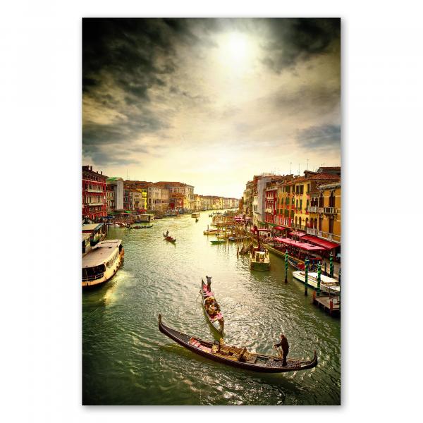 Gondeln gleiten über den Canal Grande in Venedig, vorbei an historischen Gebäuden, dramatischer Himmel im Hintergrund.