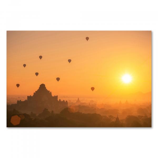 Sonnenaufgang: Heißluftballons über Tempeln von Bagan (Myanmar), Nebel im Tal.