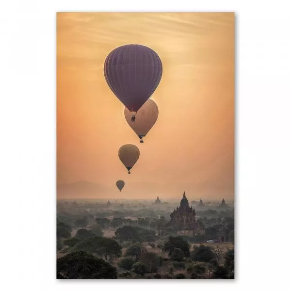 Heißluftballons bei Sonnenaufgang über den Tempeln von Bagan (Myanmar) - Panorama.