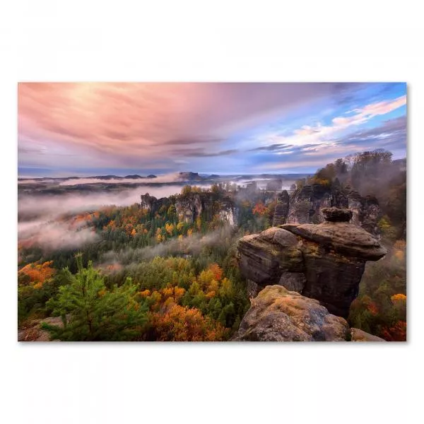 Blick vom Felsen, herbstliche Landschaft, Nebel, mystische Stimmung.