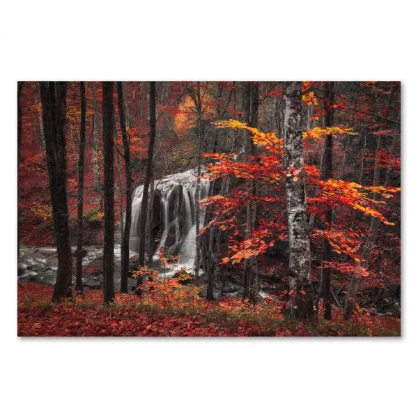 Wasserfall im herbstlichen Wald, bunte Blätter - magische Atmosphäre.