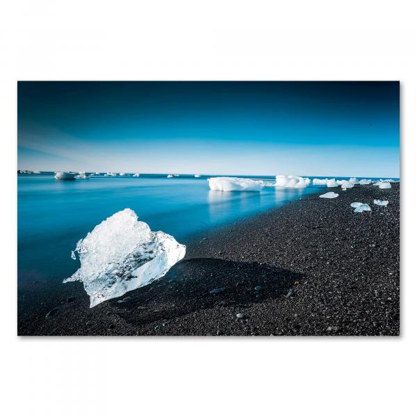 Funkelnde Eisberge in verschiedenen Größen, schwarzer Strand (Island).