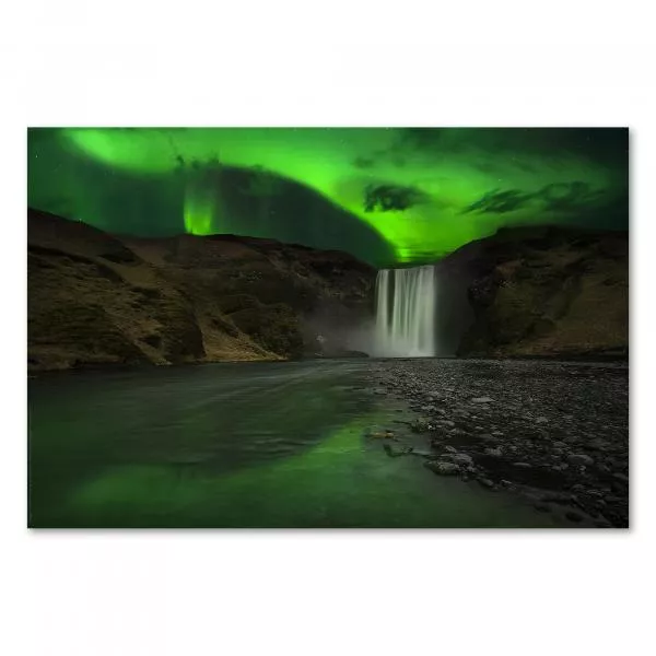 Spektakuläres Naturschauspiel: Tanzende Nordlichter erleuchten einen Wasserfall in Island.