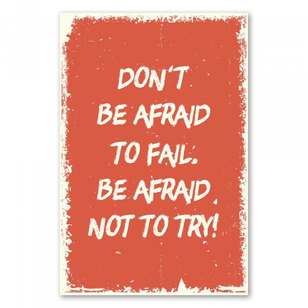 "Don't be afraid to fail. Be afraid not to try!" - Ein motivierender Spruch auf rotem Hintergrund.