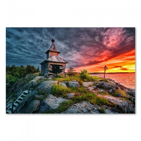 Sonnenuntergang am Meer, Ruine einer Holzkirche auf Klippe, mystische Stimmung.