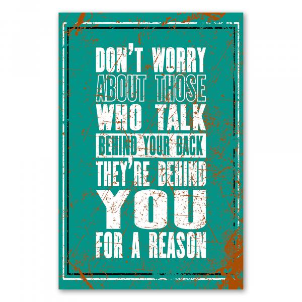 „Don't worry about those who talk behind your back...“ - humorvolles Zitat ermutigt zum Selbstvertrauen.