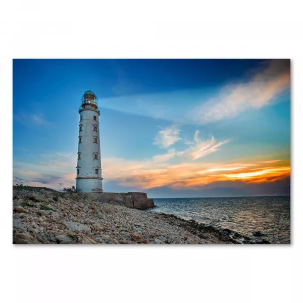 Ein strahlend weißer Leuchtturm an der Küste sendet sein Licht in die Dämmerung – ein Symbol der Hoffnung.