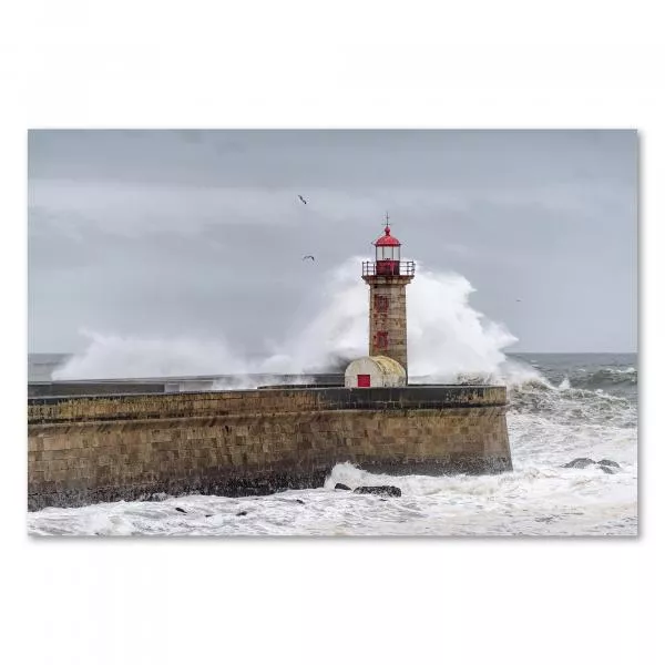 Leuchtturm auf Wellenbrecher, tosende Wellen, Gischt, dramatisch.