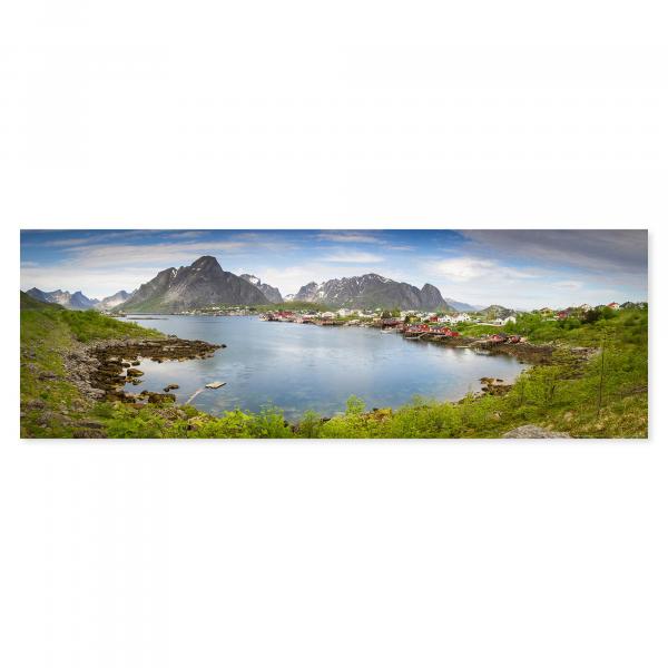 Malerisches Panorama eines Fischerdorfes mit roten Häusern, eingebettet in die atemberaubende Fjordlandschaft der Lof oten.