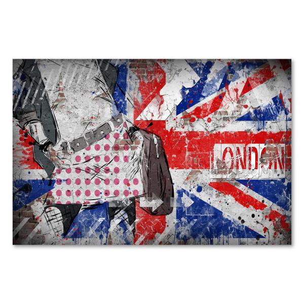 Stilvolle Frau mit Rock und Lederjacke vor einem Graffiti der britischen Flagge (Union Jack).