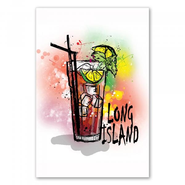 Ein Long Island Iced Tea mit Eiswürfeln, Limette, Minze & Strohhalmen vor rot-orangenem Hintergrund.