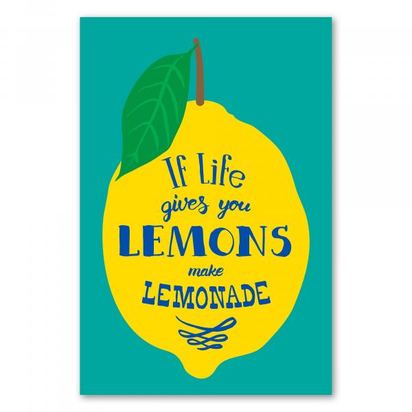 Gelbe Zitrone mit grünem Blatt und dem Spruch "If life gives you lemons, make lemonade" auf türkisfarbenem Hintergrund.