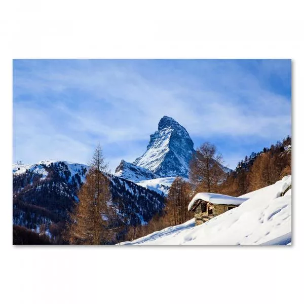 Winterlandschaft: Schneebedecktes Matterhorn, kleine Hütte im Vordergrund.