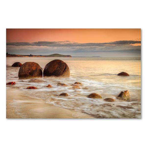 Zwei Moeraki Boulders am Strand, Wellen, Sonnenaufgang, Größe der Steine.