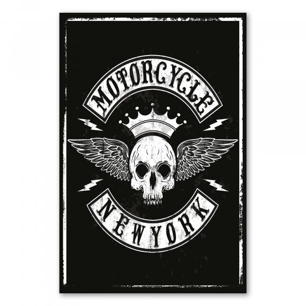 Totenkopf mit Flügeln & Krone, dazu "Motorcycle New York". Vintage Design.