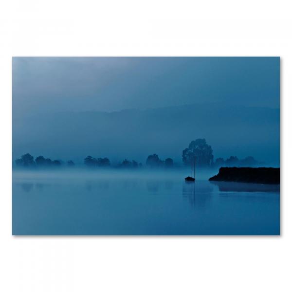 Ein See im dichten Nebel - ein stimmungsvolles Bild voller Ruhe und Frieden.